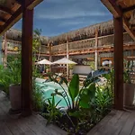 Meteora & Coffeehouse Hostal Tulum