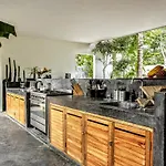 In La Veleta For 16 Guests