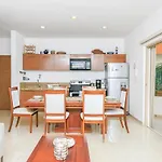 Perfectly Situated Between The Beach & Town By Stella Apartment *