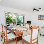 Perfectly Situated Between The Beach & Town By Stella Apartment *