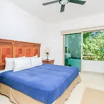 Perfectly Situated Between The Beach & Town By Stella Apartment