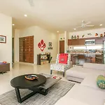 Perfectly Situated Between The Beach & Town By Stella Apartment