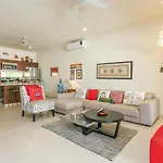 Perfectly Situated Between The Beach & Town By Stella Apartment *