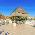 Perfectly Situated Between The Beach & Town By Stella Apartment