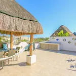 Perfectly Situated Between The Beach & Town By Stella Apartment *