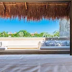 3 Bed Apartment Sleeps 6 - Private Pool & Hot Tub