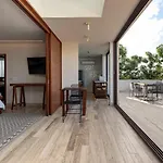 407 Stunning Penthouse Apartment For 2