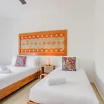 Perfectly Situated Between The Beach & Town By Stella Apartment