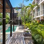 Stylish Condo For 4 Rooftop & Pool Access