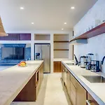 Apartamento Gorgeous Flowy Space With Wrap-around Private Pool *