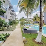 Apartamento Contemporary Poolside Condo, Wi-fi - Paraiso Kaanal 101