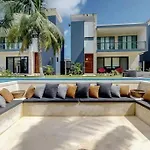 Apartamento Contemporary Poolside Condo, Wi-fi - Paraiso Kaanal 101 *