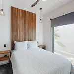 Apartamento Contemporary Poolside Condo, Wi-fi - Paraiso Kaanal 101 *