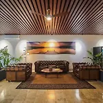 2 Bedroom Apartment With Rooftop Pool And Gym