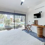 Apartamento Contemporary Poolside Condo, Wi-fi - Paraiso Kaanal 101