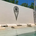 Tua Large Comfortable Pool Parking Space *