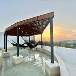 Deluxe King Room At Hunab Residences