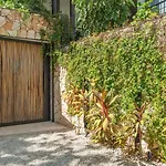 Luxurious And Mystical 2Br Flat With Pool View