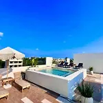 Madera Y Agua: Jacuzzi En El Techo Y Piscina