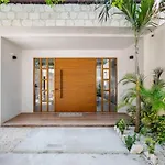 La Selva Minutes From Beach