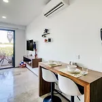 Menesse #327, Downtown Hotel *