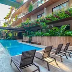 Menesse #327, Downtown Hotel *