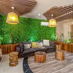 Menesse #327, Downtown Hotel