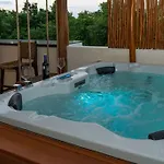 Jacuzzi, Premium Hype - Private Pool & Near The *