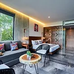 James Bond - Centric Studio & Private Plunge Pool & Beach Club Access