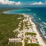 Direct Access To The Beach & Private Rooftop Pool