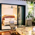 Romantic Roof Top Penthouse! Bbq And Priv. Pool