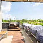 Spacious Ph. Amazing Roof-Top Pool.Near Beach/Town