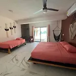 Howlita - Adult Only Hotel