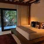 Amor Rooms