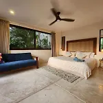 Villa Maya / Casa Las Flores