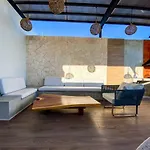 Large Studio Downtown With Pool. Enjoy The Local Vibe