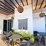 Large Studio Downtown With Pool. Enjoy The Local Vibe