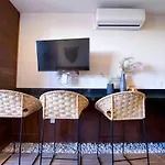 Large Studio Downtown With Pool. Enjoy The Local Vibe