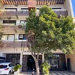 Large Studio Downtown With Pool. Enjoy The Local Vibe