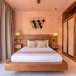 Primrose Jungle Paradise Villa, 3Brd, Island Shower, 2 Private Pools, Gourmet Dining & 24Hr Security