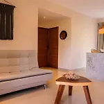 Elegant 2 Bdrm Apt W Gym & Pool