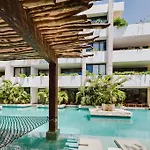 Omara 306 Luxe 2 Bdr Apartment Pooltable Great Pool