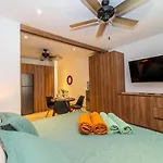 King With Private Balcony, Rooftop Pool, Gym Сasa de vacaciones *
