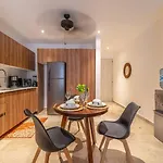 Сasa de vacaciones King With Private Balcony, Rooftop Pool, Gym