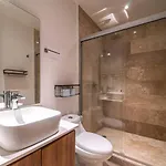 King With Private Balcony, Rooftop Pool, Gym Сasa de vacaciones *
