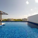 King With Private Balcony, Rooftop Pool, Gym *