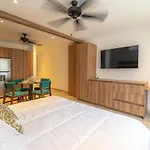 King Suite With Balcony, Gym And Rooftop Pool