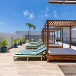 Downtown Penthouse With Private Pool, Rooftop Pool And Gym, Short Distance From Beaches, Restaurants & Nightlife Apartamento