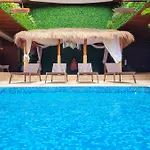 Menesse 224 Luxurious 1Bd Premium Condo