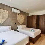 Escape - Stylish Pool, Gym & Parking Apartment *
